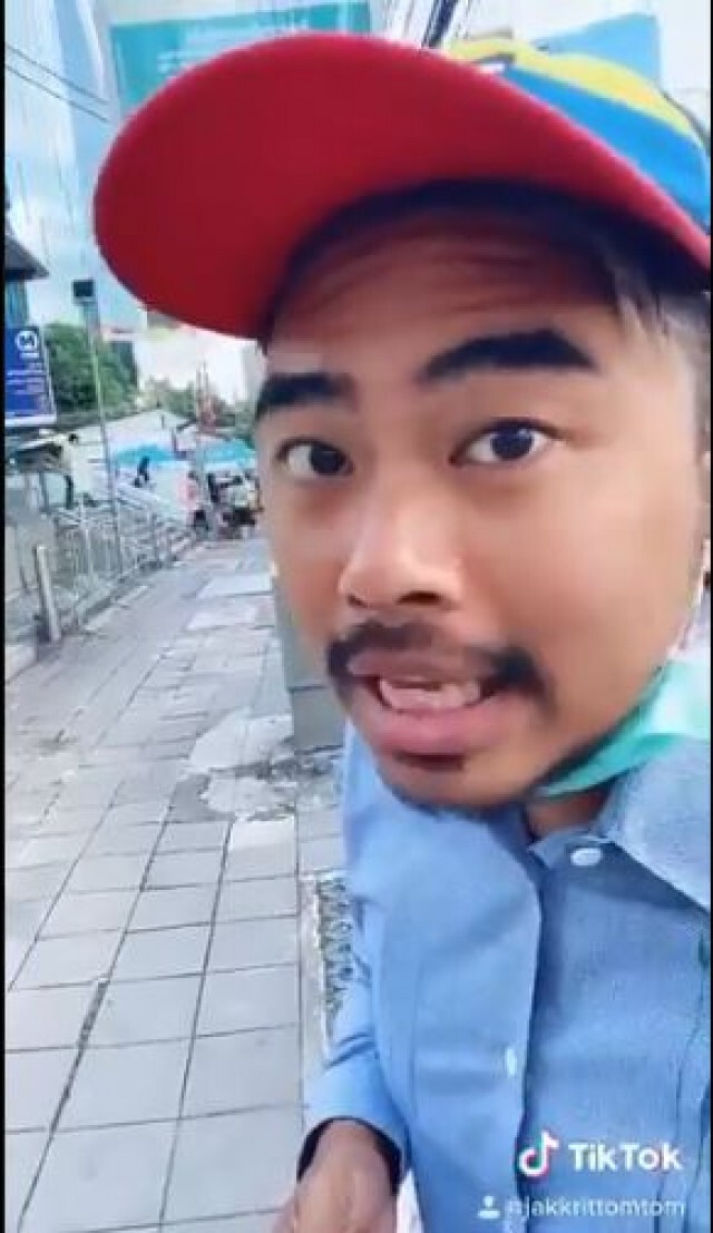 ครูทอมโพสต์'คลิปทางเท้า'สุดพัง จี้ภาครัฐช่วยด่วน