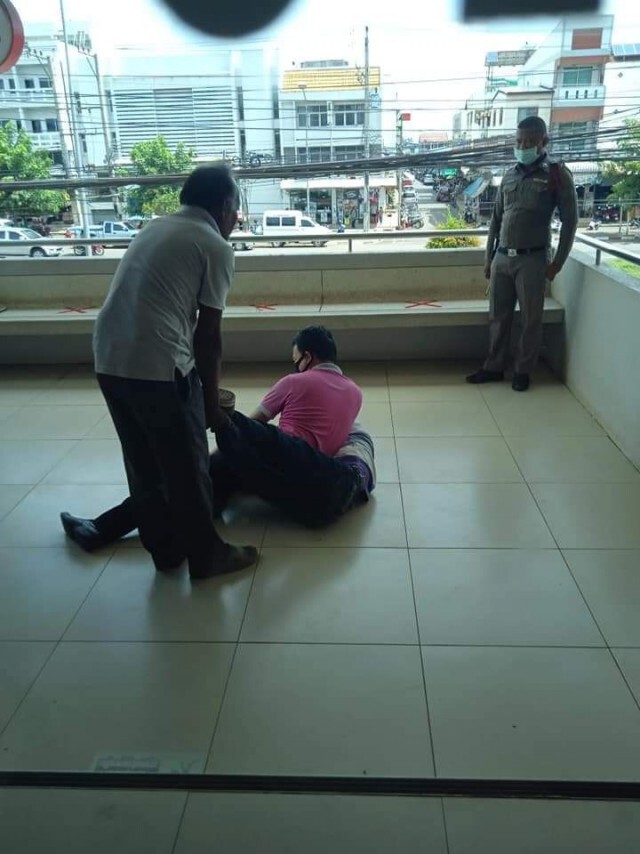 สาวเปิดใจนาทีระทึกชายคลั่งควงมีดจุดไฟเผาใบฝากถอนเงิน