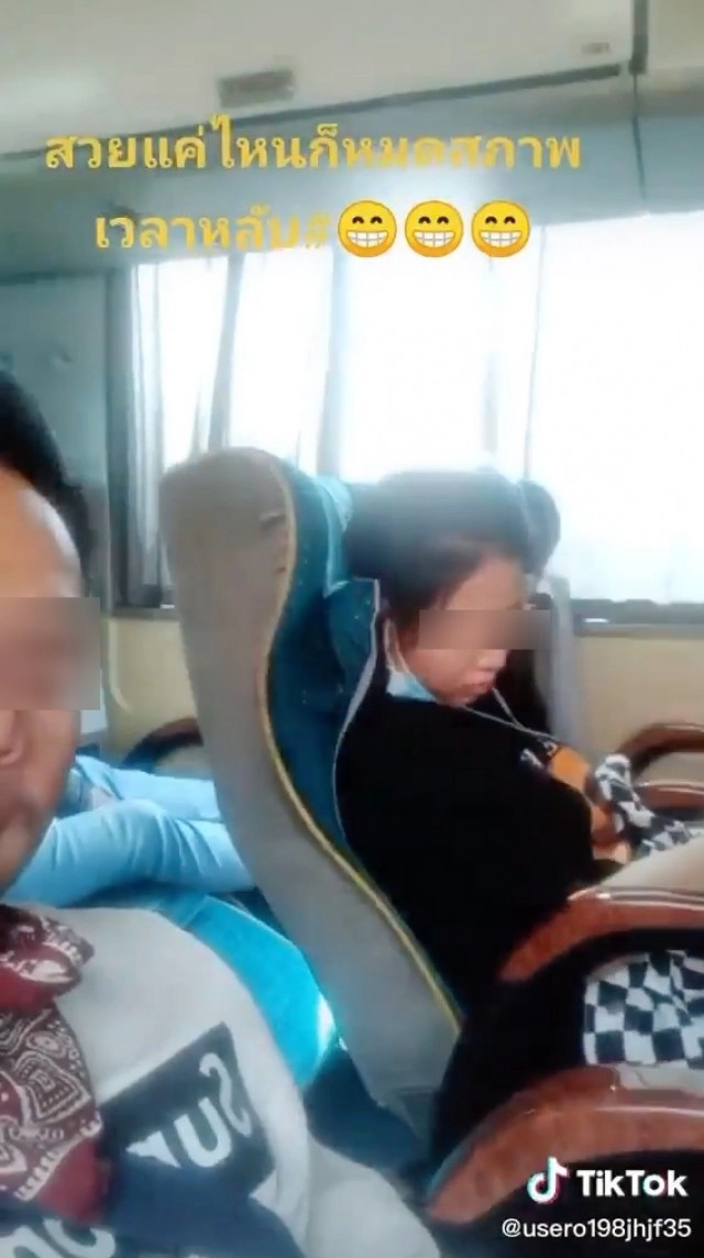โซเชียลถล่ม หนุ่มแอบถ่ายสาวหลับคอพับตัวเองยิ้มระรื่น ทัวร์ลงยังคอมเมนต์ไม่สลด