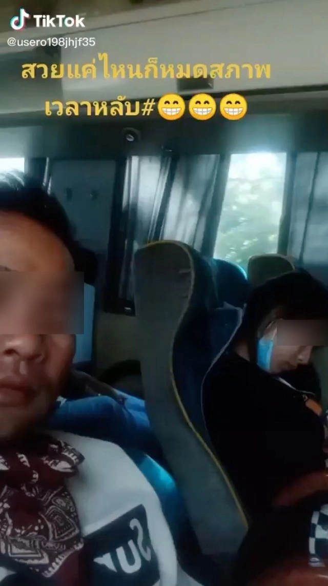 โซเชียลถล่ม หนุ่มแอบถ่ายสาวหลับคอพับตัวเองยิ้มระรื่น ทัวร์ลงยังคอมเมนต์ไม่สลด