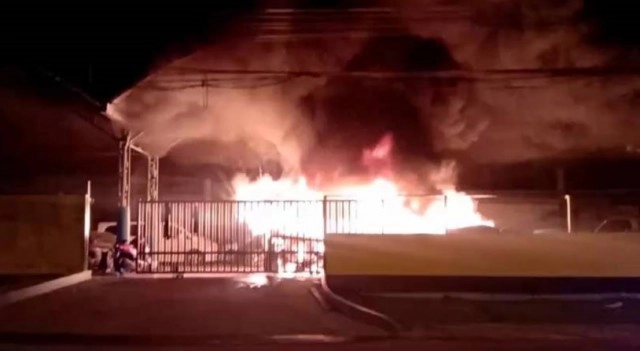 ไฟไหม้ระทึก.! เผาอู่ซ่อม "เบนซ์-ปอร์เช่" วอดเสียหายกว่า 10 ล้าน