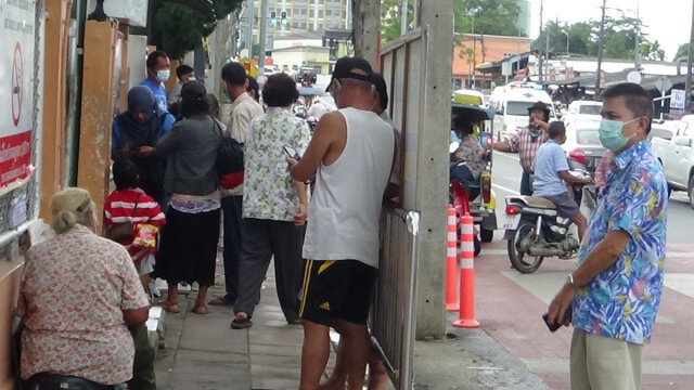 ชาวบ้านโวยกดเงินเบี้ยยังชีพไม่ได้