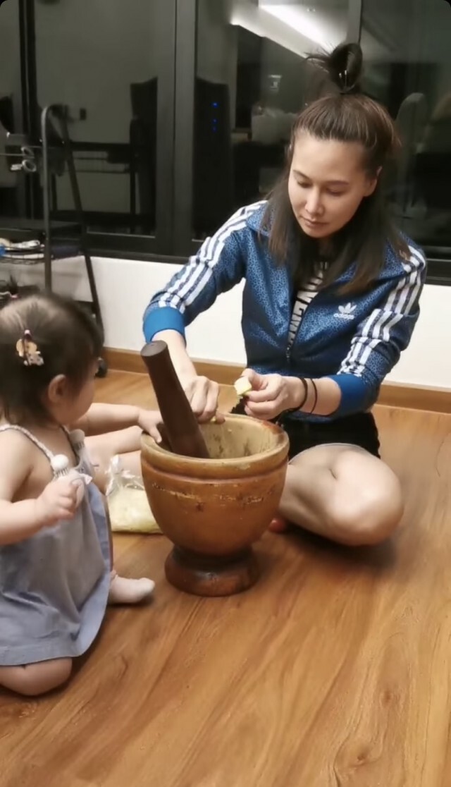 "ติ๊ก"คุกเข่าหน้าบ้านขอเจอลูก"ศรราม"บอกให้กลับไป ไม่งั้นจะเรียกตำรวจ