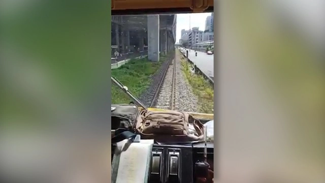วินาทีชีวิต พนักงานรถไฟตัดสินใจ หลังเห็นหนุ่มยืนร้องไห้กลางรางหวังปลิดชีพ