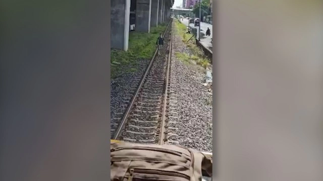 วินาทีชีวิต พนักงานรถไฟตัดสินใจ หลังเห็นหนุ่มยืนร้องไห้กลางรางหวังปลิดชีพ