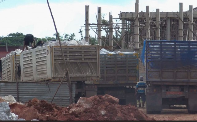 ชาวบ้านโอด ร้องรถพ่วงบรรทุกจอดปิดถนนรอคิวเทหินภูเขา