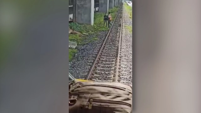 วินาทีชีวิต พนักงานรถไฟตัดสินใจ หลังเห็นหนุ่มยืนร้องไห้กลางรางหวังปลิดชีพ