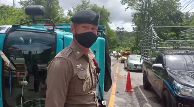 เบรกแตก! รถบรรทุกพลิกคว่ำขวางถนนแม่สะเรียง -ฮอด