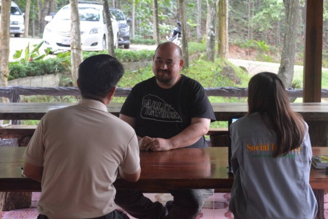 จนท. เข้าตักเตือน "หม่อมถนัดแดก" หลังมีภาพยืนฉี่ลงน้ำ