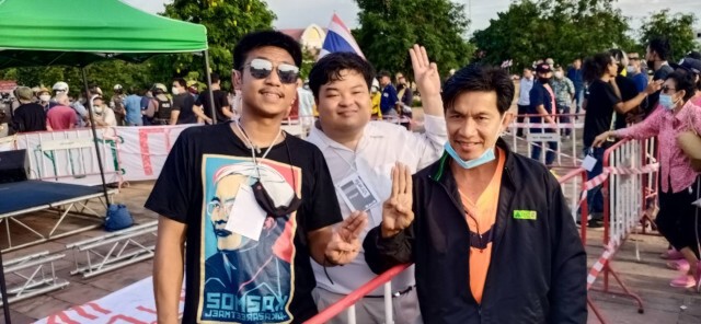 กลุ่มชาวลพบุรี ปะทะ ม็อบนักศึกษา