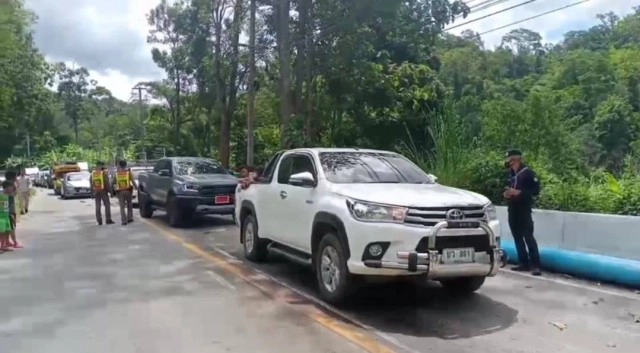 เบรกแตก! รถบรรทุกพลิกคว่ำขวางถนนแม่สะเรียง -ฮอด