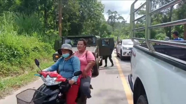 เบรกแตก! รถบรรทุกพลิกคว่ำขวางถนนแม่สะเรียง -ฮอด