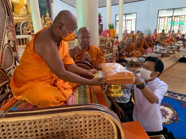 แรงศรัทธาหลวงพ่อโต ปชช.แห่ทำบุญมหาสังฆทานแน่นวัด