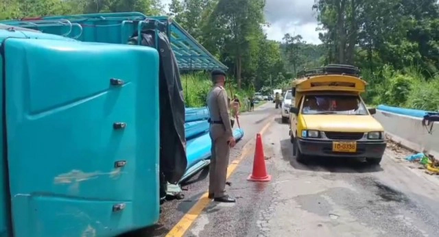 เบรกแตก! รถบรรทุกพลิกคว่ำขวางถนนแม่สะเรียง -ฮอด