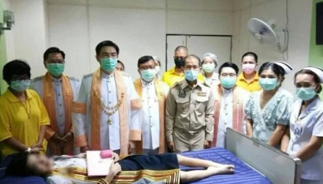 อธิการบดีจุฬาฯ เชิญปริญญาบัตรมอบนิสิตป่วยหนัก