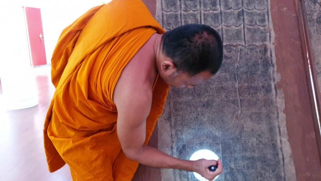 ตื่น!ภาพเขียนพระพุทธบาทอายุพันปี