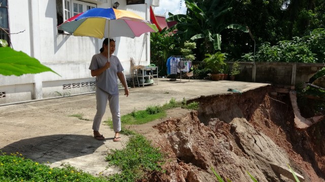 ตลิ่งพังต่อเนื่องเกือบถึงบ้านแล้ว