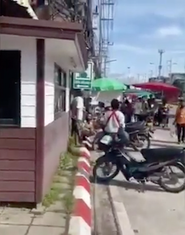 ชาวเน็ตแชร์ ชายเดือด โวยตำรวจลั่น พร้อมถือท่อนเหล็ก หลังถูกล็อคล้อ
