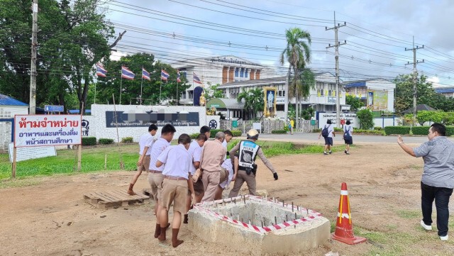 ระทึก! นักเรียนม.3 เครียดปัญหาครอบครัววิ่งโดดสะพานลอย