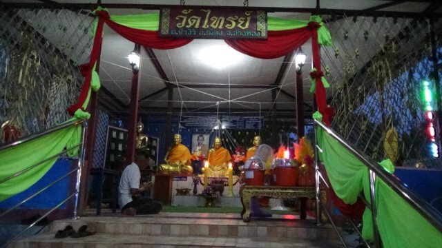 เห็นชัดนักเสี่ยงโชค แห่ส่องอ่างน้ำมนต์ไอ้ไข่วัดดัง
