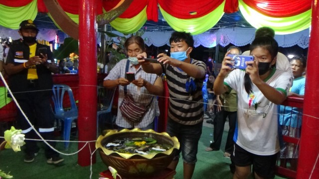 เห็นชัดนักเสี่ยงโชค แห่ส่องอ่างน้ำมนต์ไอ้ไข่วัดดัง