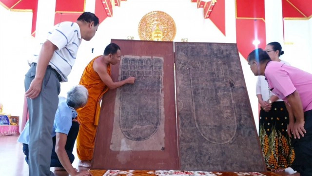 ตื่น!ภาพเขียนพระพุทธบาทอายุพันปี