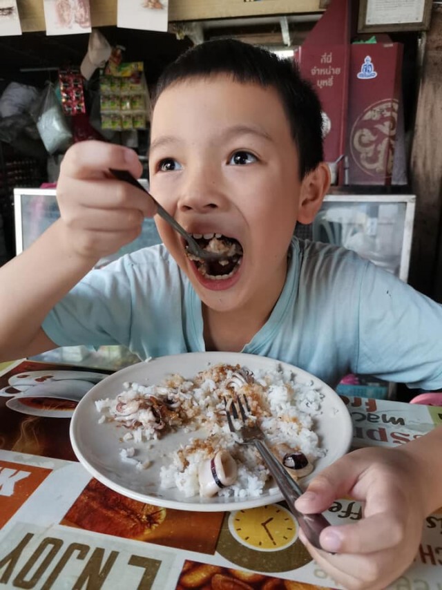 พ่อป่วยมะเร็ง เส้นเลือดที่คอขาด ขับแกร็บฮึดสู้เพื่อลูกได้มีกิน