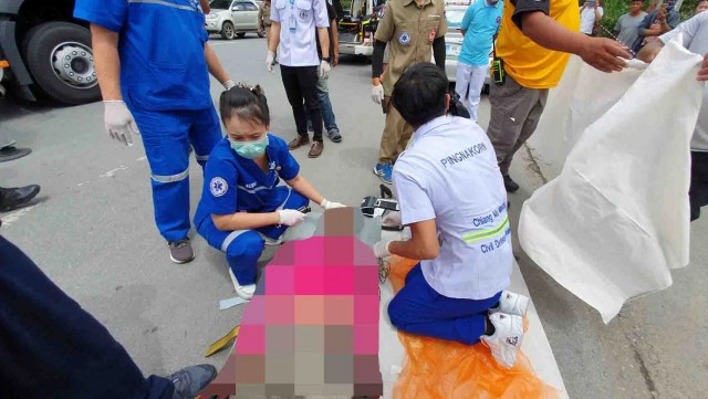 หนุ่มช่างรับเหมาพลาดท่า-ไฟฟ้าช็อตดับคาเสาไฟ