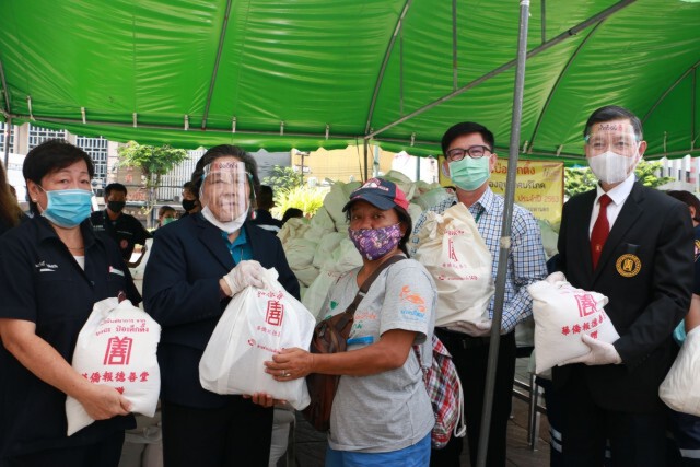 มูลนิธิป่อเต็กตึ๊ง ปรับวิถีประเพณีทิ้งกระจาด ยุคโควิด-19 กำหนดจุดแจกทานในแต่ละเขต