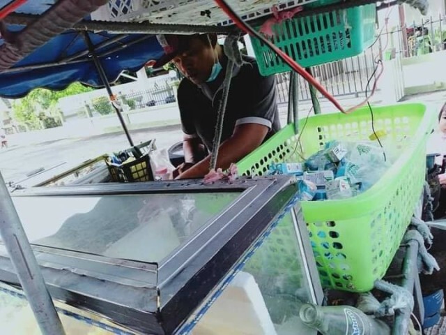 สาวแวะซื้อผลไม้ เห็นคนขายท่าทีแปลกๆ พบภาพเด็กน้อยใต้ซาเล้ง ลั่น เศร้าเลยค่ะ