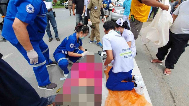 หนุ่มช่างรับเหมาพลาดท่า-ไฟฟ้าช็อตดับคาเสาไฟ