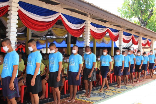 มอบประกาศนียบัตรผู้ผ่านการอบรมโครงการพระราชทานโคกหนองนา