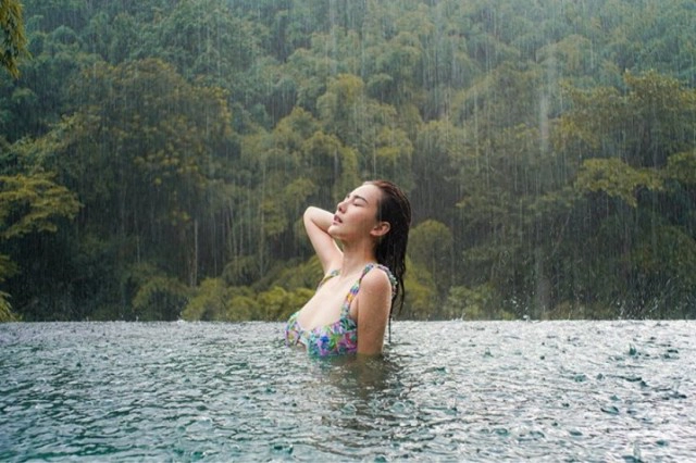 "ดิว อริสรา" โพสต์ชุดว่ายน้ำรัวๆเด็ดจัด!!เล็กพริกขี้หนู