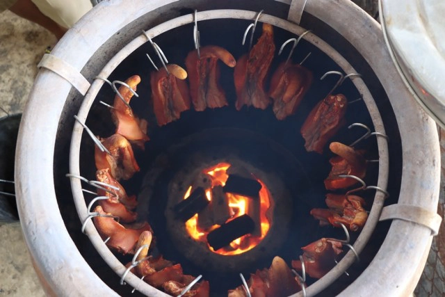 "หางหมูอบโอ่ง"หนังระเบิด หนึ่งเดียวในพิษณุโลก