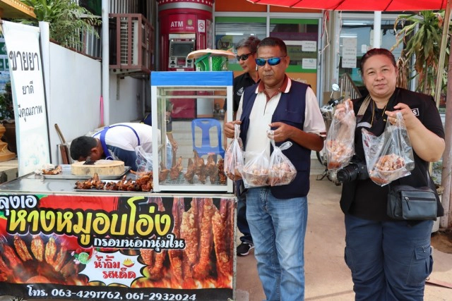 "หางหมูอบโอ่ง"หนังระเบิด หนึ่งเดียวในพิษณุโลก
