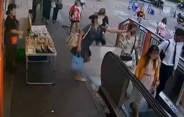 เปิดคลิปภาพ "จิกกระชาก" คาบันไดเลื่อนอนุสาวรีย์ชัย