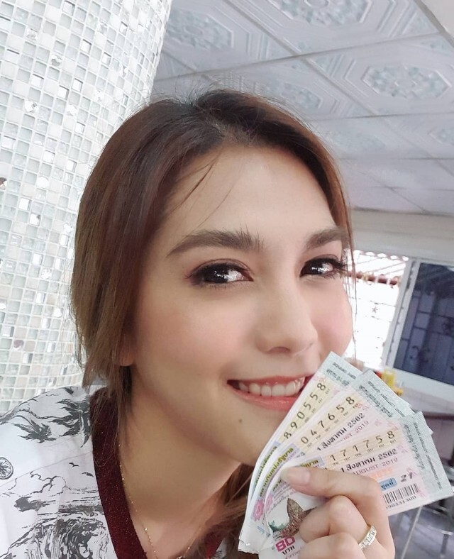 "พั้นช์ วรกาญจน์" ดวงเฮงจริง ถูกหวย 2 ตัวท้าย 8 ใบ
