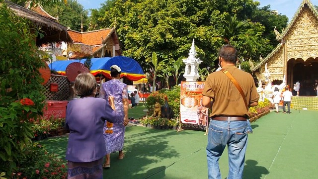 "ไข่ต้ม-น้ำแดง"ขอโชคลาภ "ไอ้ไข่"