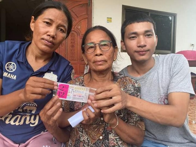 "ยายกับหลาน" ชาวบุรีรัมย์ "ฝันตรงกัน" ถูกรางวัลที่ 1 รับ 6 ล้าน