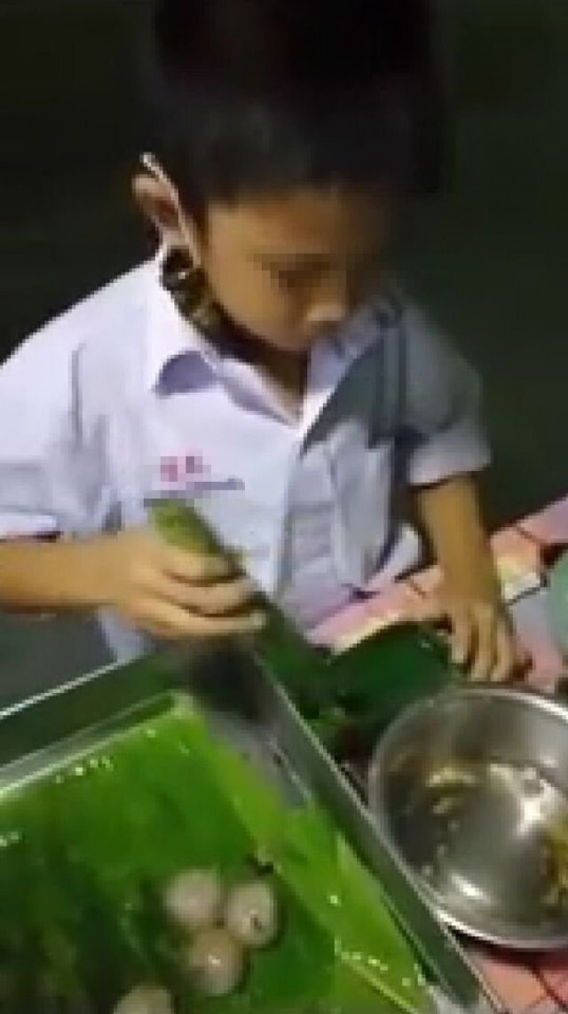คุณแม่เลี้ยงเดี่ยวปลื้ม ลูกชาย ป.1 อาสาช่วยขายของ ขอสิ่งตอบแทนแค่อย่างเดียว ทำชาวเน็ตสุดเอ็นดู