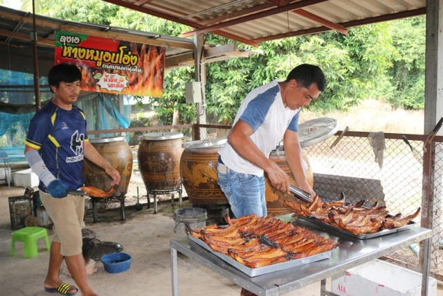 "หางหมูอบโอ่ง"หนังระเบิด หนึ่งเดียวในพิษณุโลก