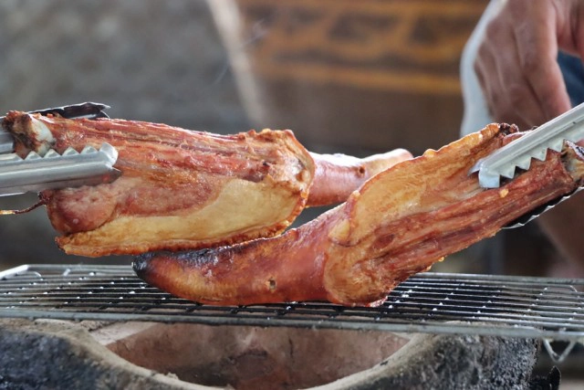 "หางหมูอบโอ่ง"หนังระเบิด หนึ่งเดียวในพิษณุโลก