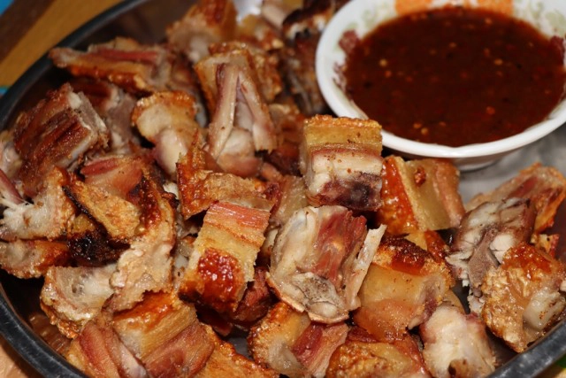 "หางหมูอบโอ่ง"หนังระเบิด หนึ่งเดียวในพิษณุโลก