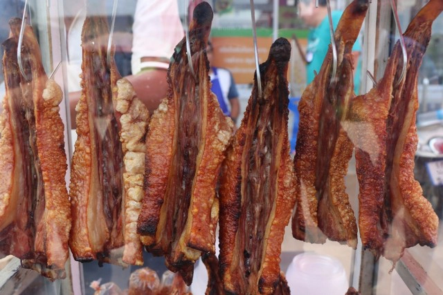 "หางหมูอบโอ่ง"หนังระเบิด หนึ่งเดียวในพิษณุโลก