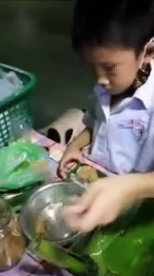 คุณแม่เลี้ยงเดี่ยวปลื้ม ลูกชาย ป.1 อาสาช่วยขายของ ขอสิ่งตอบแทนแค่อย่างเดียว ทำชาวเน็ตสุดเอ็นดู