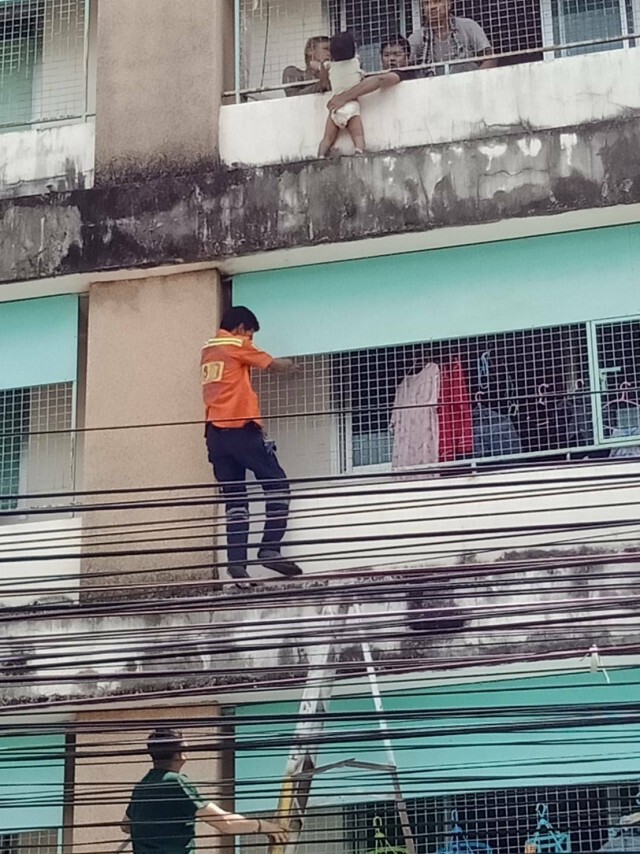 ปริศนา เด็กวัย 2 ขวบออกไปคลานเล่นนอกระเบียงชั้น 4