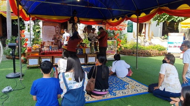 "ไข่ต้ม-น้ำแดง"ขอโชคลาภ "ไอ้ไข่"