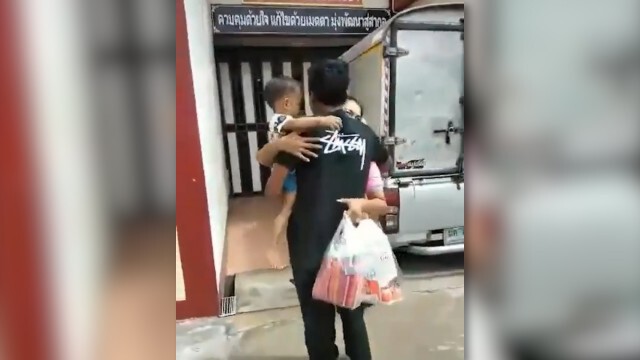 ชาวเน็ตร้องไห้ตาม ภาพประทับใจก้าวแรกจากเรือนจำ ลูกก้มกราบเท้า ลั่นจากนี้จะดูแลแม่ให้ดีที่สุด