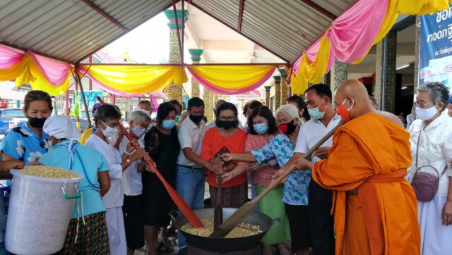 วัดพิกุลวราราม สืบสานประเพณี-จัดพิธีกวนข้าวกระยาสารท