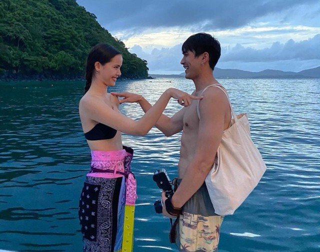 ทะเลหวาน ณเดชน์-ญาญ่า ทำท่าอินฟินิตี้เลิฟกลางทะเล
